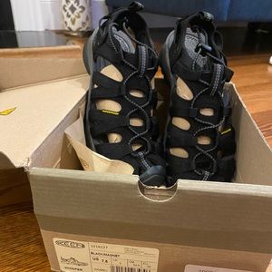Brand new Keen whisper sandals